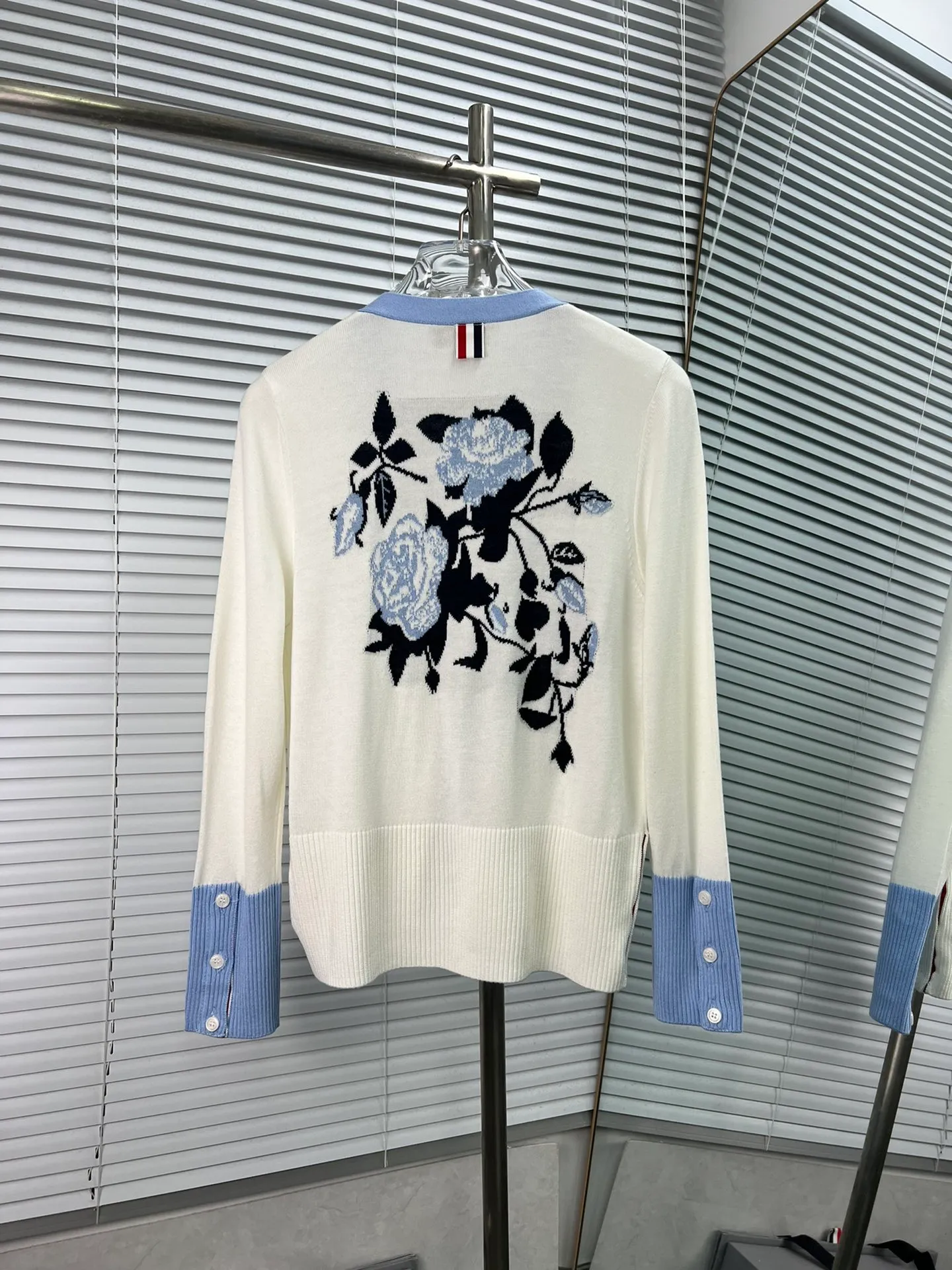 THOM BROWNE🇳🇱New Arrival V ， ；Classic ， ； ， ； ， Quality ； ， - ** ：** V - ** ：** - ** : **Light Blue White - **Sizes: **0.1.2.（S.M.L）